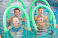 Menschen bei der Aquagymnastik mit Poolnudel